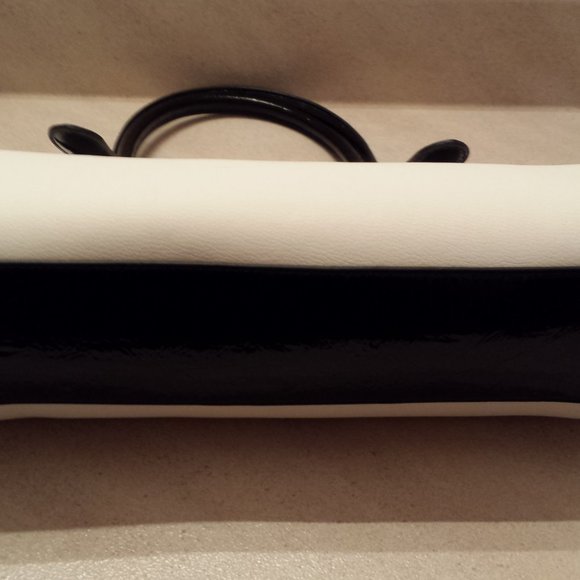 Black and White Handbag - Picture 3 of 4